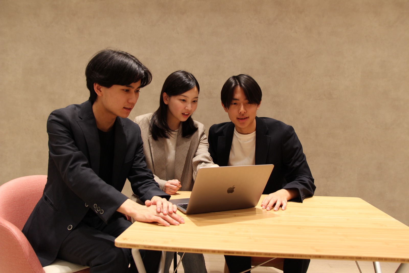 AIエージェントと協働して、社内システムから日々の業務までを動かしている。